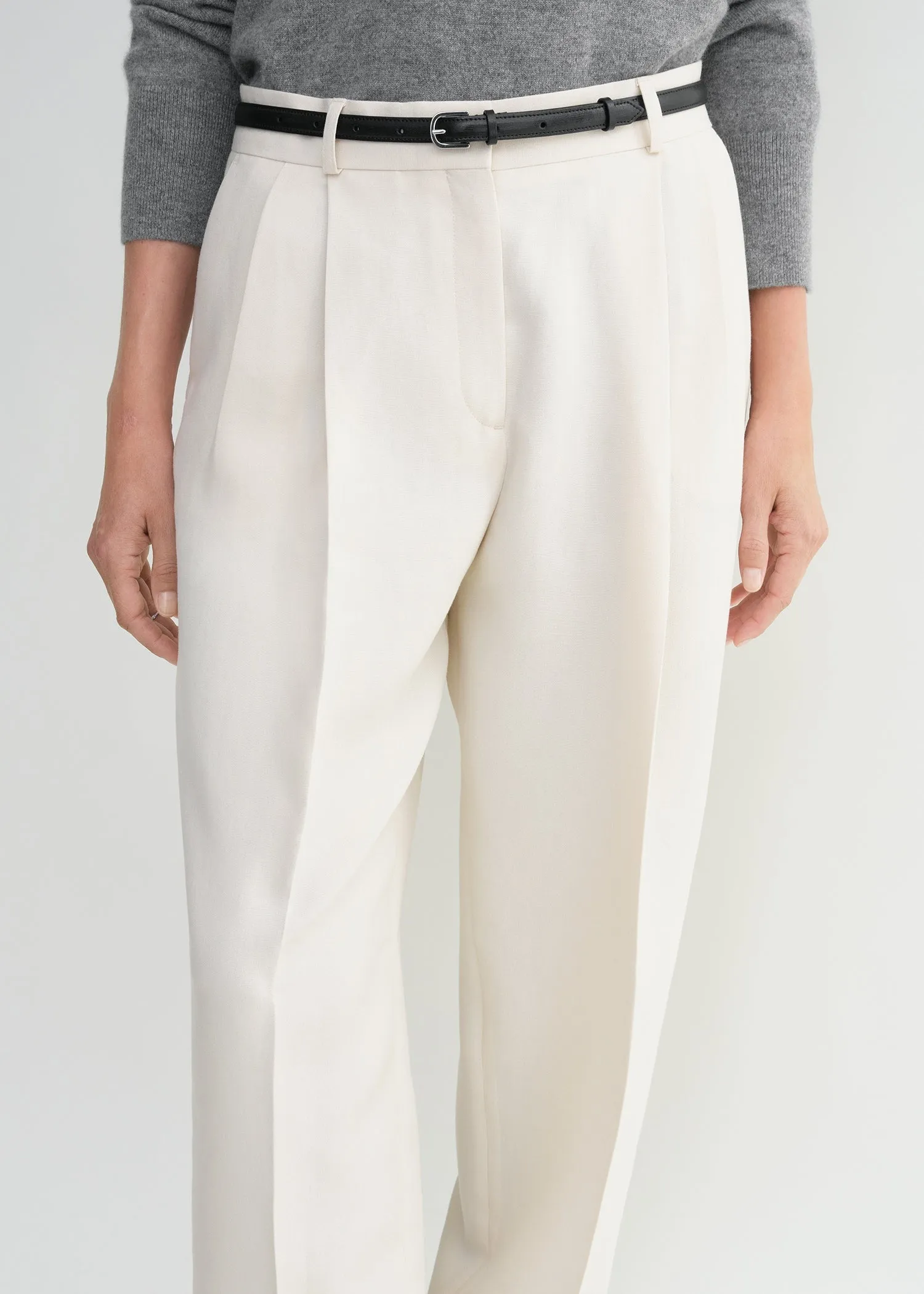 Double-pleated tailored trousers snow