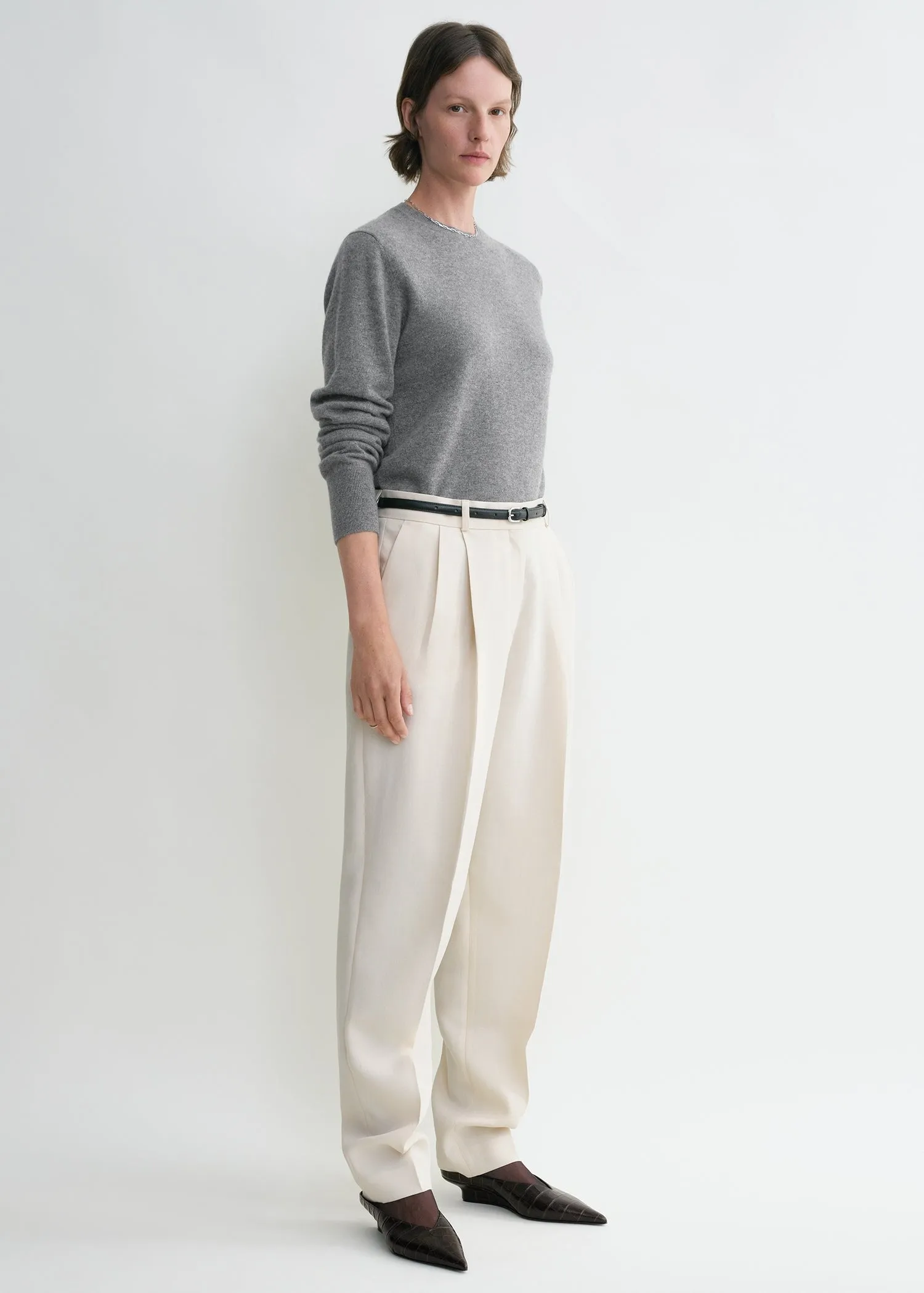 Double-pleated tailored trousers snow